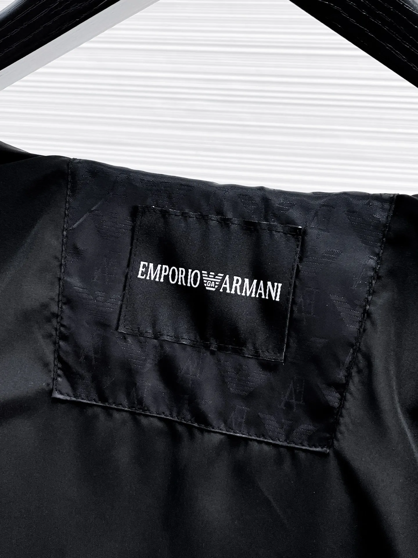 Armani official website Same Style, complete with three labels, on sale in advance. 2026 Autumn and Winter New Arrival men's jacket, Original with complete three labels, Premium version. Custom-made fabrics at the counter. Breathable, high comfort, impeccable details, brand element design concept, reflecting high quality. It feels delicate and soft, presents a casual cut, and has a great upper body shape. Sizes: M～3XL,